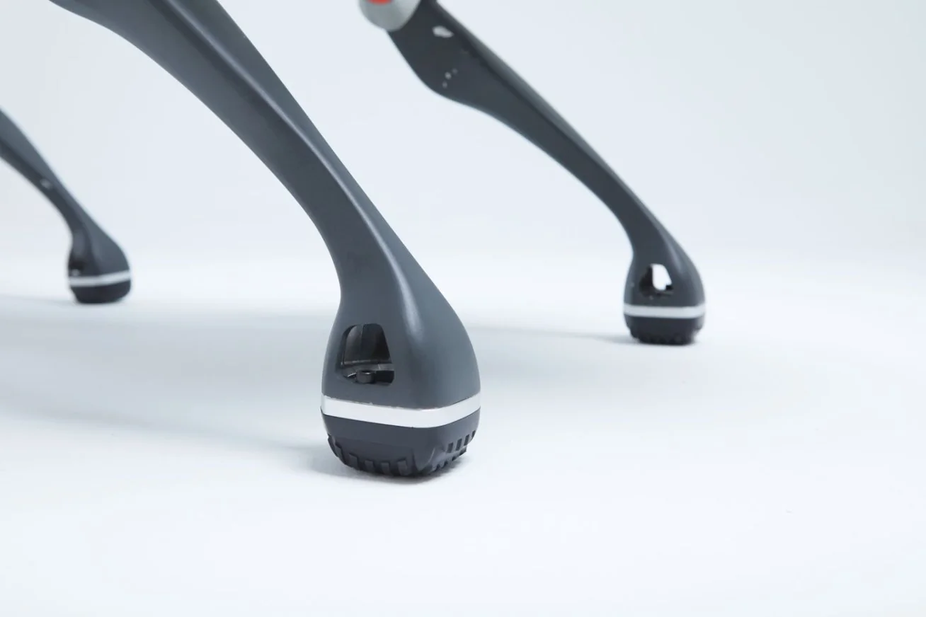 EngineAI JS01 ayak ve bacak yapısı yakın çekim